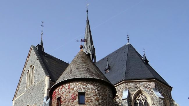 Detektive ermitteln in der Umgebung der St. Martinus Kirche am Einsatzort Olpe.
