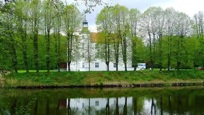 ConDetect Privatermittler für Sie im Einsatz. Privatdetektive observieren am Schloss in Ahrensburg.