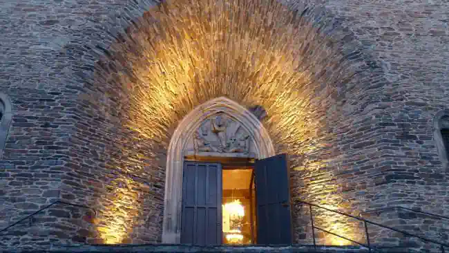 Detektive ermitteln in der Nähe der St. Annenkirche in Annaberg-Buchholz.