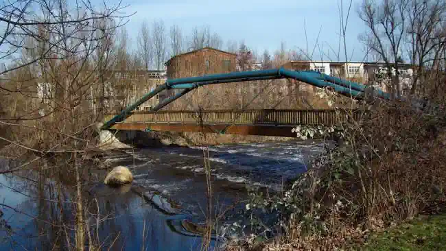 Privatdetektive beobachten an der Trave in Bad Oldesloe.