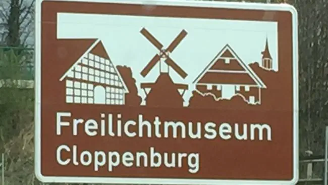 Detektiv observiert im Freilichtmuseum Cloppenburg.