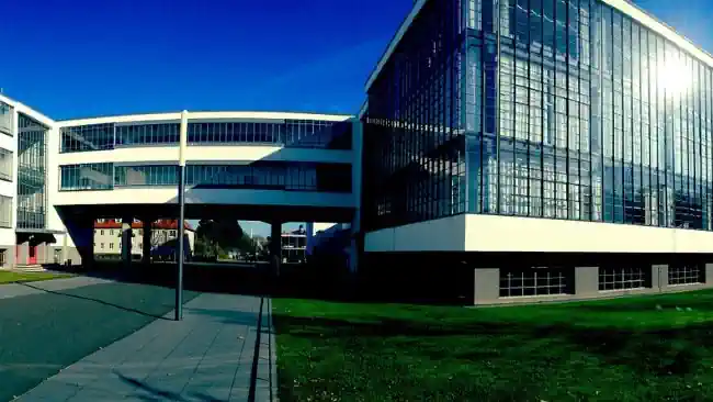 Detektive observieren am Bauhausgebäude in Dessau-Roßlau.