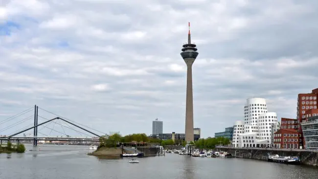 Detektive beobachten am Medienhafen in Düsseldorf.