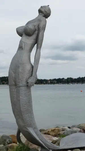 Detektive recherchieren in der Nähe der Meerjungfrau in Eckernförde.