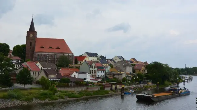 Detektive observieren am Kanal in der Umgebung der Nikolaikirche in Eisenhüttenstadt.