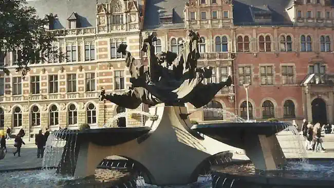 Detektiv ermittelt rund um den Neuen Angerbrunnen in Erfurt.