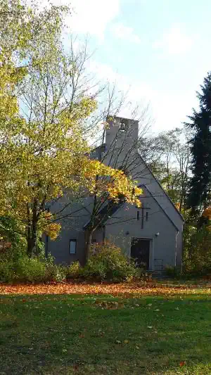 Detektive observieren nahe der Bachkirche in Forst.