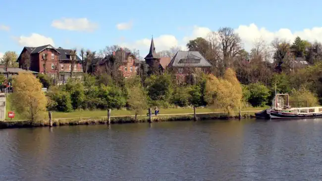 Privatdetektive ermitteln am Hafen in Geesthacht. Detektive observieren am Einsatzort Geesthacht.