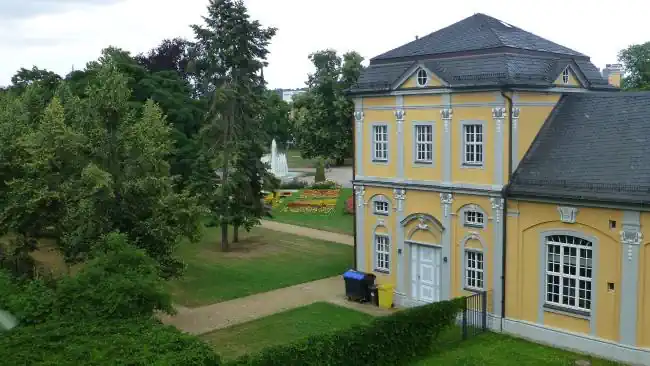 Detektive beobachten an der Orangerie in Gera.