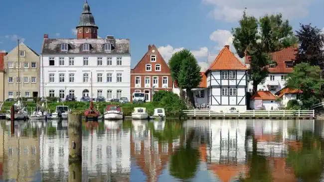 Detektive observieren am Hafen in Glückstadt. Privatdetektive ermitteln am Einsatzort Glückstadt.