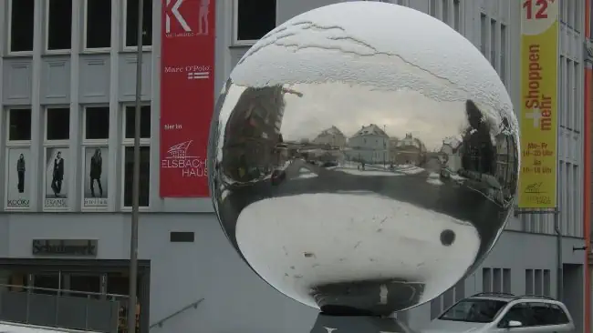 Detektiv observiert rund um den Ball in Herford.