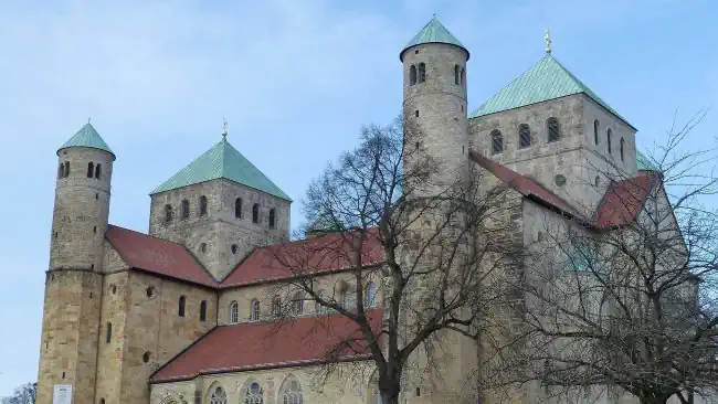 Detektei observiert rund um die St. Michaelis Kirche in Hildesheim.
