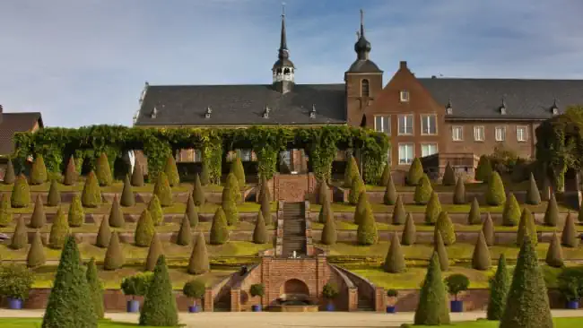 Detektive ermitteln in der Umgebung vom Kloster Kamp
