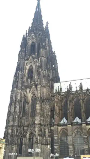 Detektive beobachten am Kölner Dom.