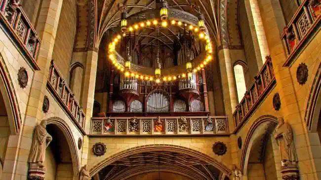 Detektiv observiert rund um die Schlosskirche in Lutherstadt Wittenberg.