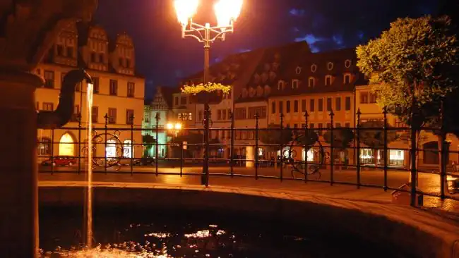 Detektive beobachten auf dem Marktplatz in Naumburg.