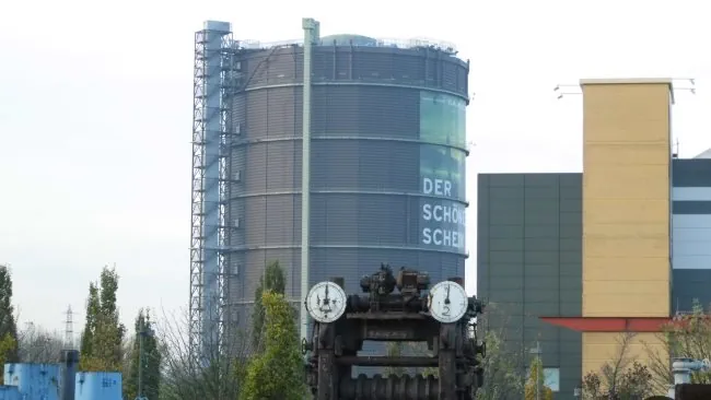 Detektiv observiert am Gasometer in Oberhausen.