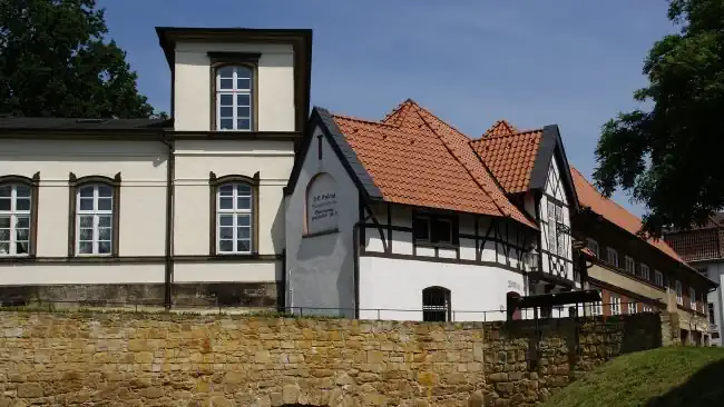 Detektive observieren am Weinhaus in Peine.