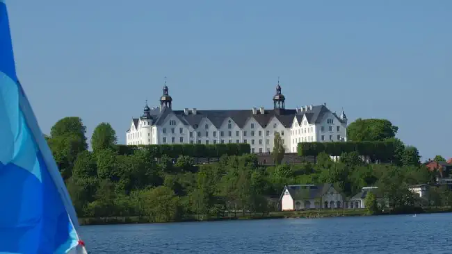Detektive observieren am Großen Plöner See. Wirtschaftsdetektive ermitteln am Einsatzort Plön.