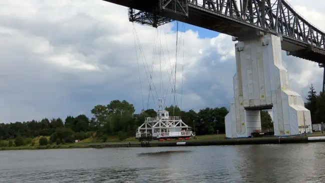 ConDetect Ermittler recherchieren in Rendsburg. Detektiv observiert rund um die Rendsburger Schwebefähre.