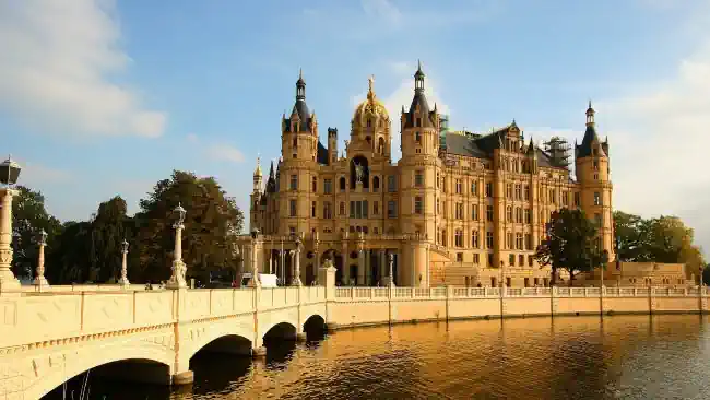 Die Detektei ConDetect ermittelt rund um das Schweriner Schloss.