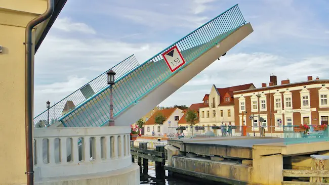 Detektiv recherchiert rund um die Klappbrücke in Ückermünde.