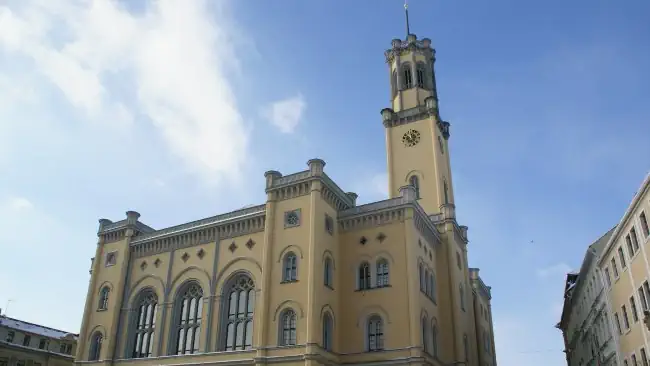 Detektive observieren am Rathaus in Zittau.