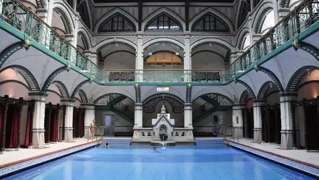 Detektive observieren im Johannisbad in Zwickau.