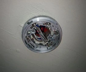 Suche nach Abhörgeräten im Rauchmelder versteckt in Waltrop durch Detektei ConDetect