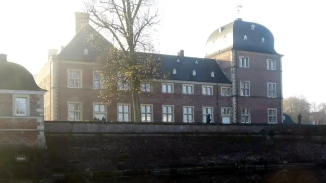 Detektive observieren am Schloss in Ahaus.