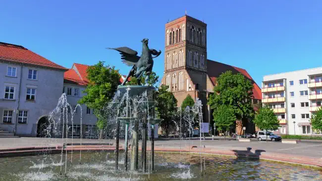 Detektive observieren am Rathausplatz in Anklam. Detektive ermitteln in Anklam.