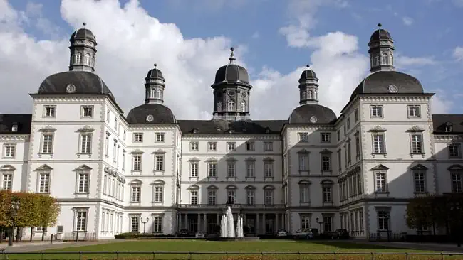 ConDetect Privatdetektive recherchieren am Einsatzort Bergisch Gladbach. Detektive beobachten am Schloss Bensberge in Bergisch Gladbach.