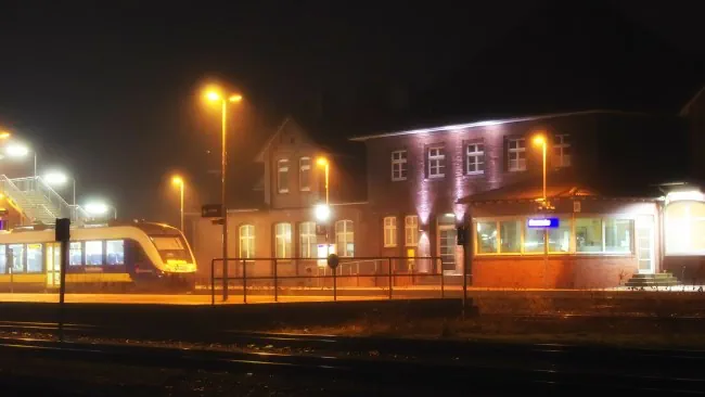 Privatdetektiv observiert nachts am Bahnhof von Bramsche.