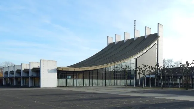 Detektive observieren an der Stadthalle am Einsatzort Castrop-Rauxel.