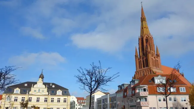 Privatdetektive observieren am Rathaus in Demmin. Detektive ermitteln am Einsatzort Demmin.