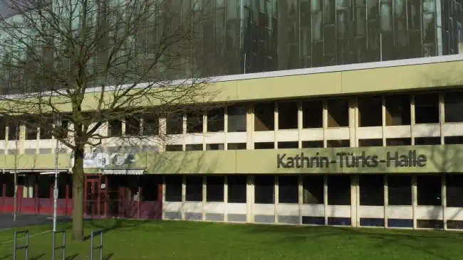 Detektive observieren an der Kathrin-Türks-Halle in Dinslaken.
