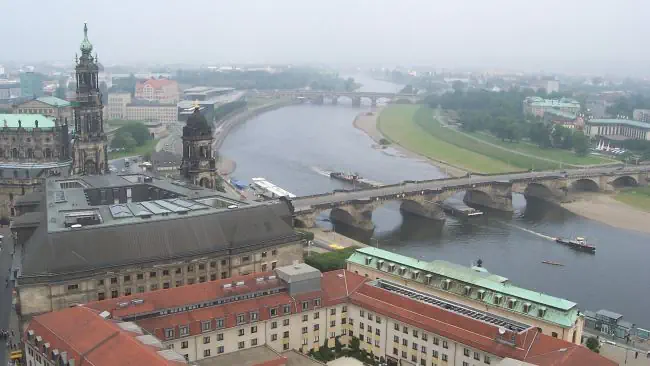 Privatdetektive ermitteln in der Umgebung der Frauenkirche in Dresden.