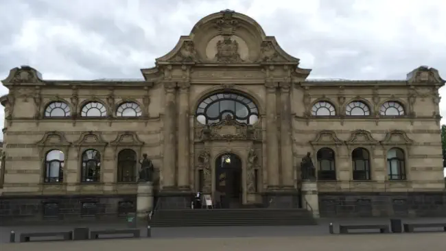 ConDetect Detektive observieren am Einsatzort Düren. Privatdetektive ermitteln am Leopold-Hoesch-Museum in Düren.