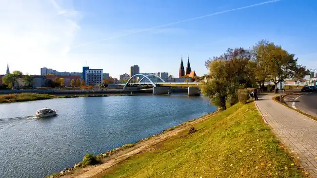 Privatdetektiv observiert an der Stadtbrücke in Frankfurt Oder.