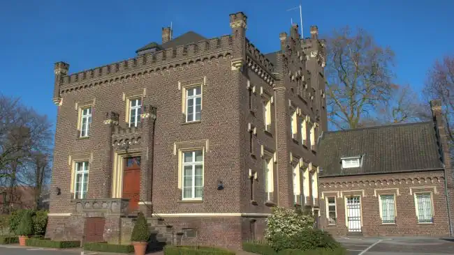 Privatdetektive ermitteln in der Umgebung des Rathauses in Geldern. Detektive observieren am Einsatzort Geldern.