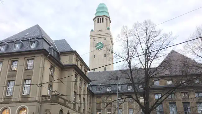 Detektiv beobachtet am Rathaus Buer in Gelsenkirchen.