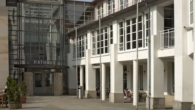 Wir recherchieren und observieren für Sie in Gifhorn und Umgebung. Privatdetektiv observiert rund um das Rathaus in Gifhorn.