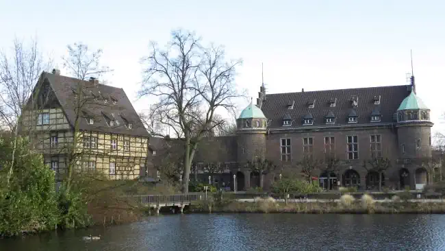 Privatdetektive ermitteln am Wasserschloss Wittringen in Gladbeck.