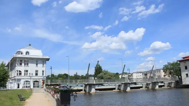 Detektive observieren an der Neißebrücke in Guben. Privatdetektive ermitteln am Einsatzort Guben.