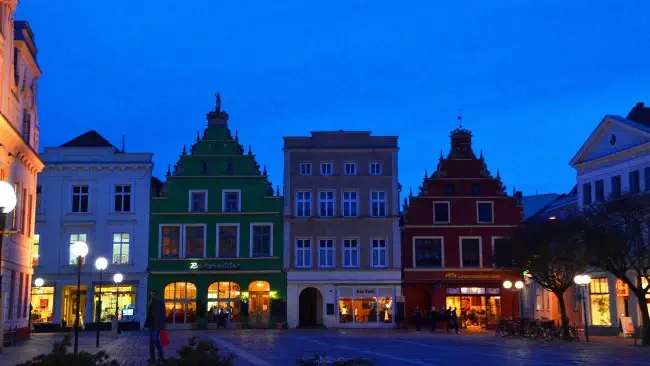 ConDetect Detektive observieren in Güstrow. Detektei observiert auf dem Marktplatz von Güstrow.