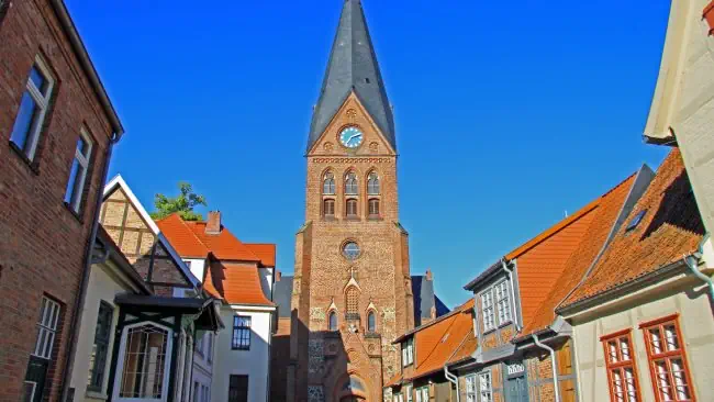 Detektive observieren an der Kirchstraße in Hagenow. Privatdetektive ermitteln am Einsatzort Hagenow.