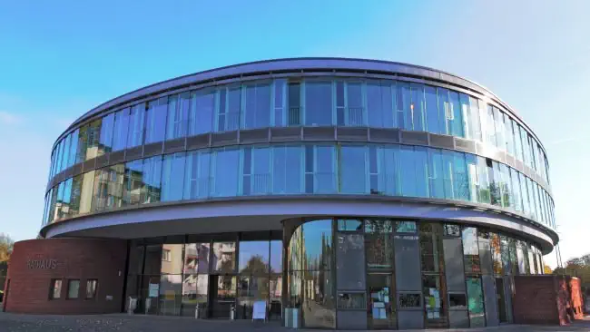 Detektive ermitteln am Rathaus in Hennigsdorf. Wirtschaftsdetektive observieren am Einsatzort Hennigsdorf.