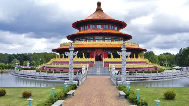 ConDetect Detektive recherchieren und observieren in Hohen Neuendorf und Umgebung. Privatdetektiv ermittelt rund um die die Himmelspagode in Hohen Neuendorf.