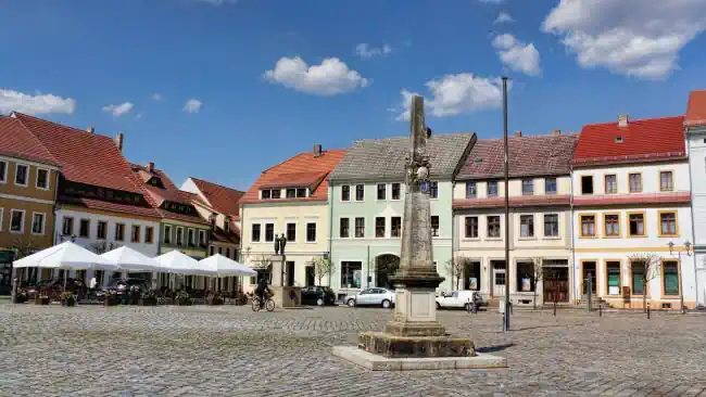 Detektive ermitteln auf dem Marktplatz in Hoyerswerda. Privatdetektive observieren am Einsatzort Hoyerswerda.