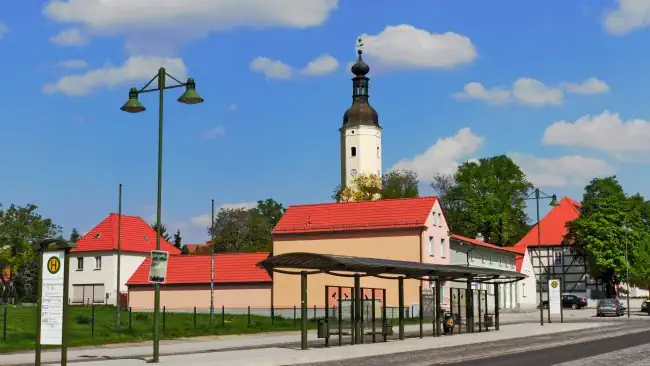 Detektive observieren auf der Wilhelm-Pieck-Straße in Lauchhammer. Wirtschaftsdetektive ermitteln am Einsatzort Lauchhammer.